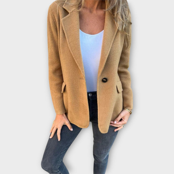 Jednoduchý přestřihovaný blazer