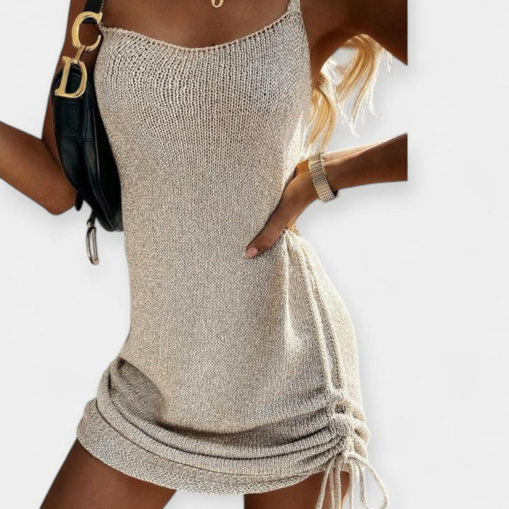 Bezramenné pletené šaty s páskem
