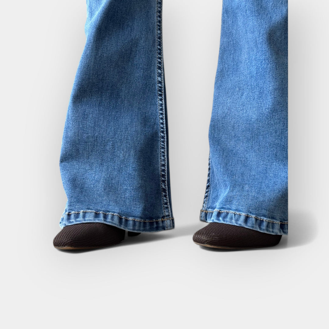 Džínsy s vysokým pasem a rozšířenými nohavicemi