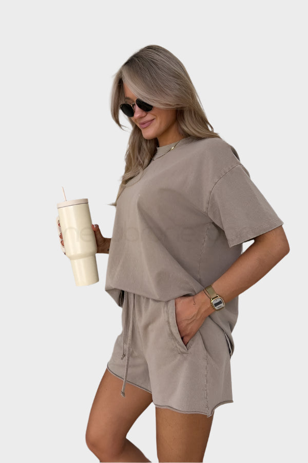 Jana Sada s Tričkem a Jogger Kalhotami