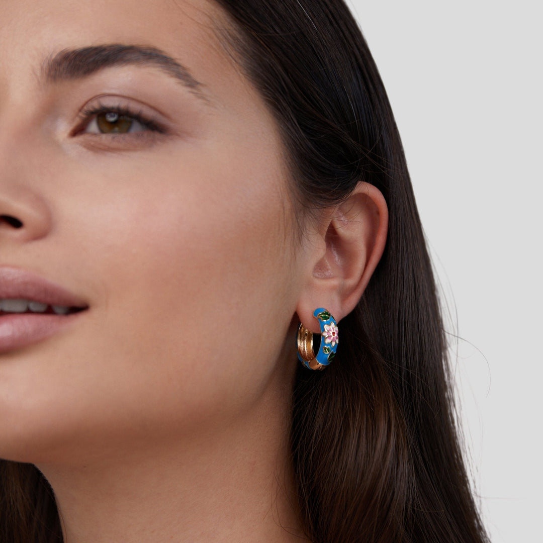 Zlaté kreolské náušnice s květinou